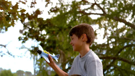 Padre-E-Hijo-Divirtiéndose-En-El-Parque