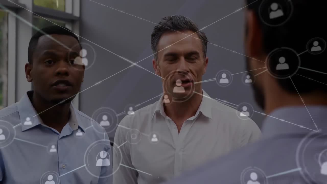 animación de iconos conectados con líneas sobre diversos compañeros de trabajo que comparten ideas en la oficina