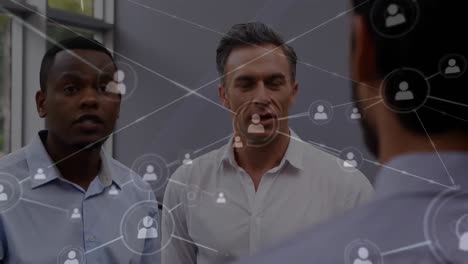 animación de iconos conectados con líneas sobre diversos compañeros de trabajo que comparten ideas en la oficina