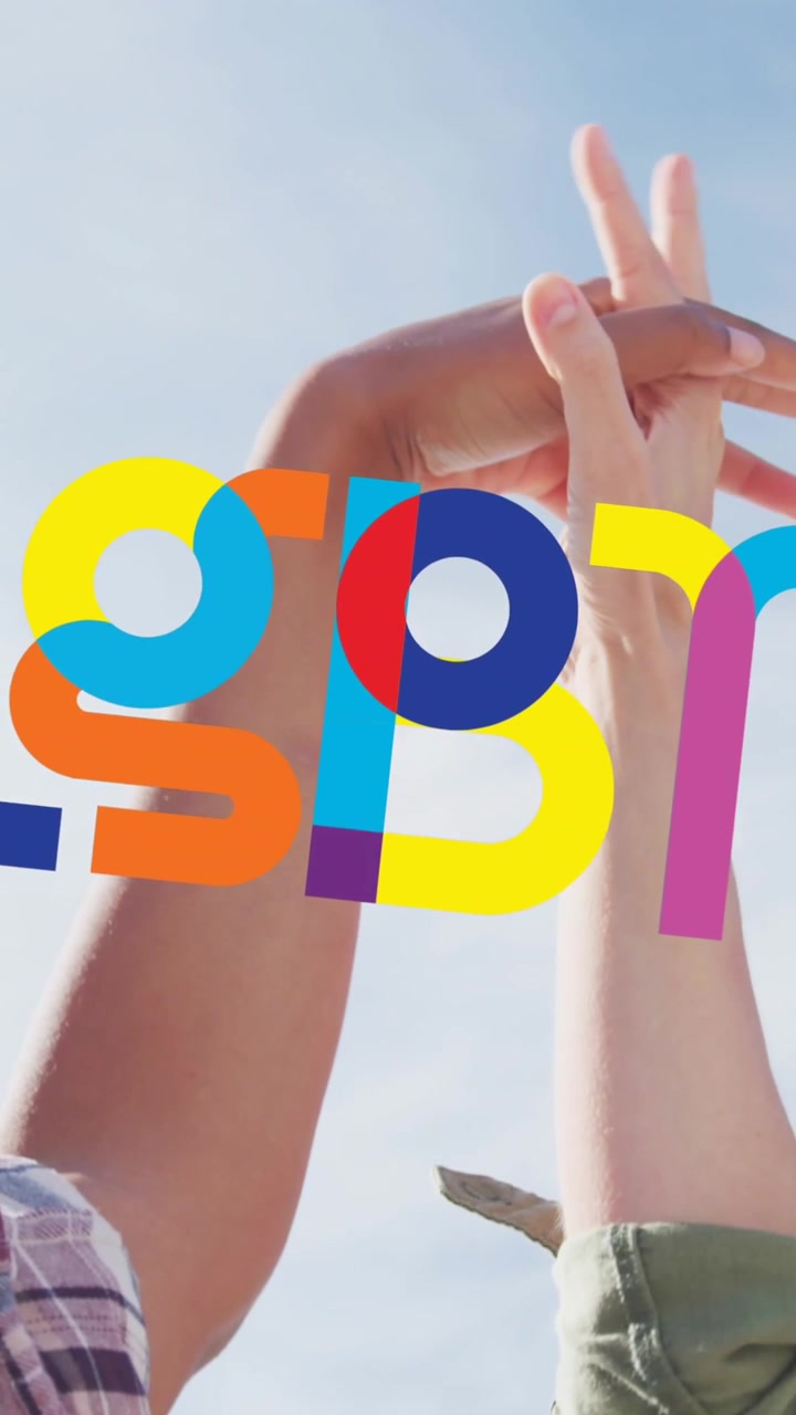 Animazione di LGBTQ sulle mani di una coppia lesbica all'aperto