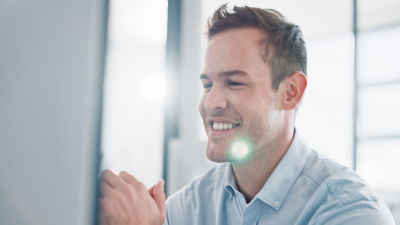 computadora, alivio y hombre de negocios feliz