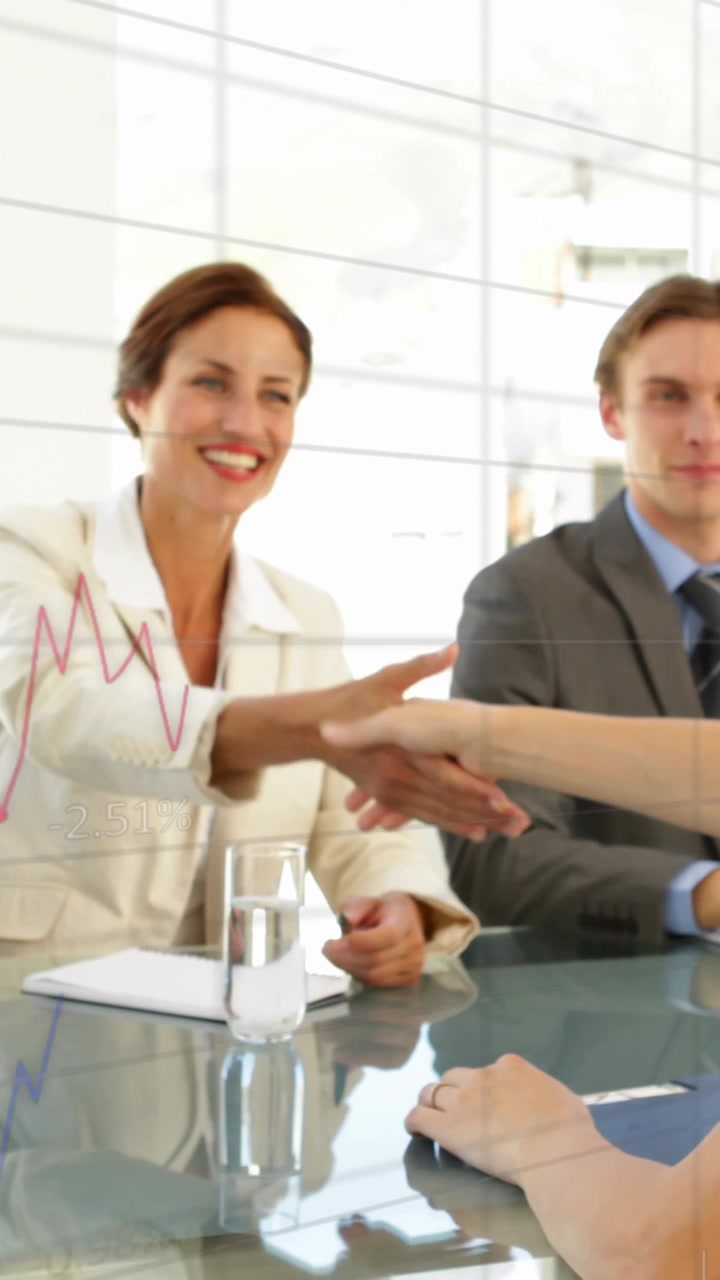 Animazione dell'elaborazione di dati finanziari su diverse persone in ambito business