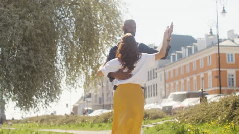 Pareja-Interracial-Bailando-Salsa-En-El-Parque-De-La-Ciudad