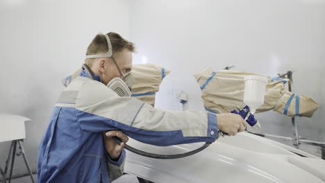pintura de automóviles en un taller de carrocería