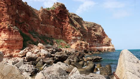 acantilados erosionados en la costa rocosa de la bahía de bolata en la costa del mar negro, bulgaria