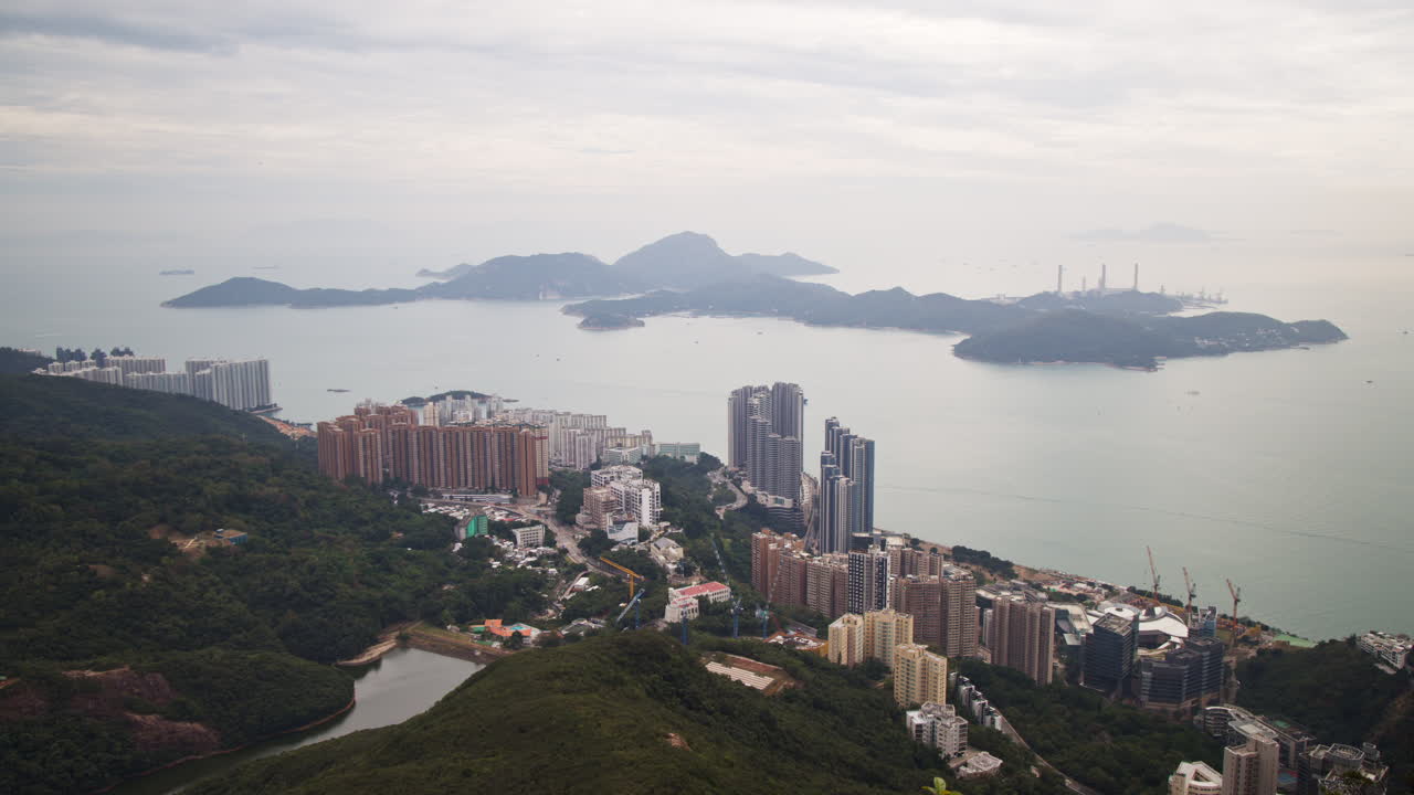 una vista impresionante de hong kong muestra la costa y los desarrollos urbanos desde un punto de vista alto