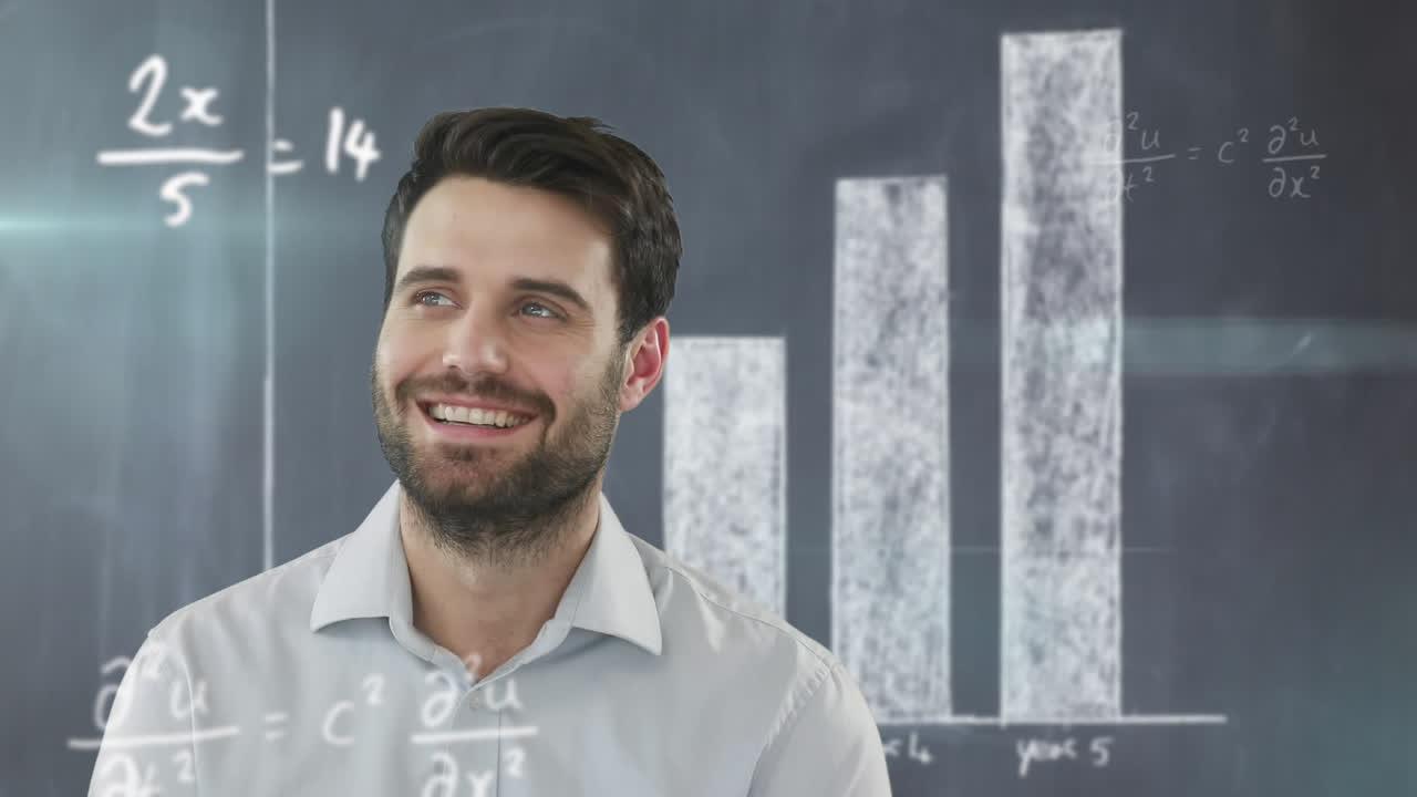hombre feliz sobre ecuaciones matemáticas.