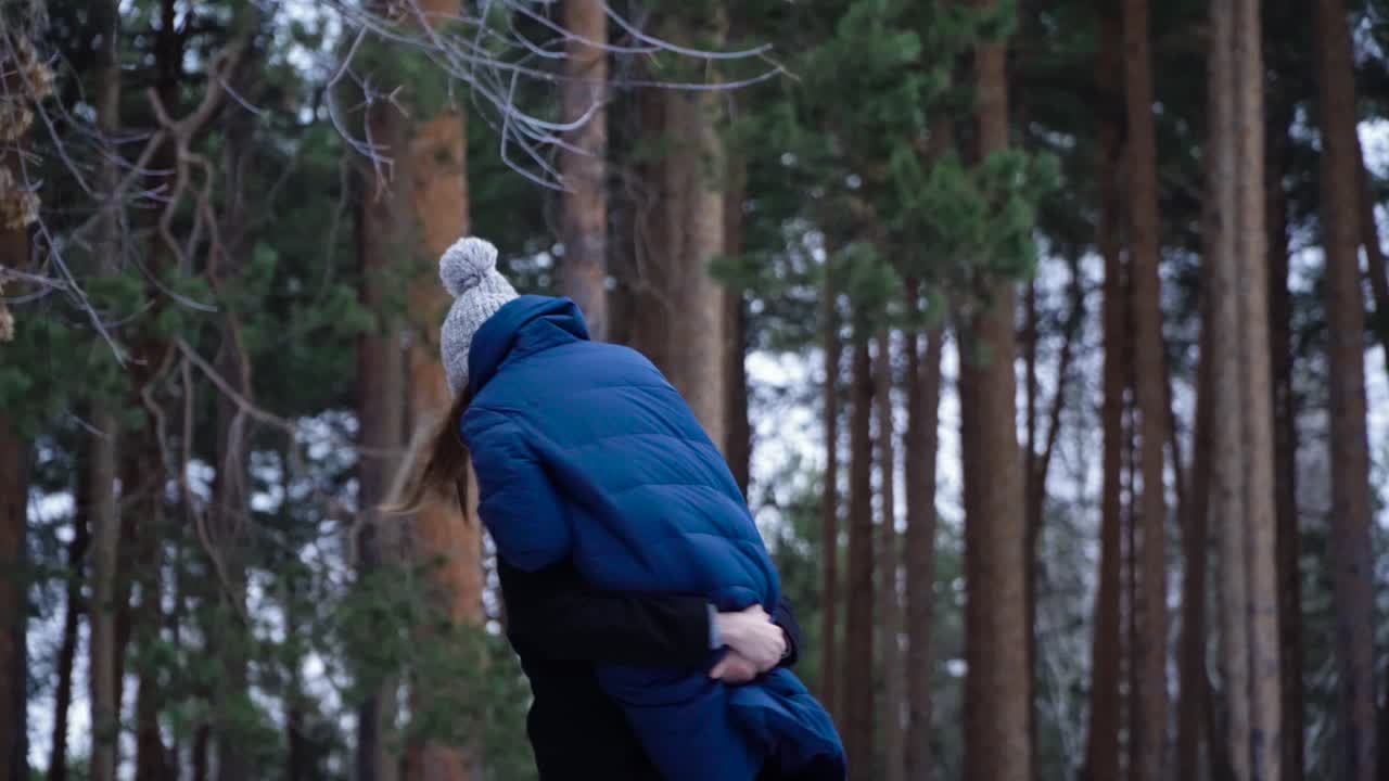 눈 인 숲 에서 안고 있는 부부