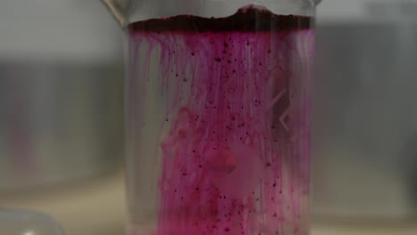 reacción química del tinte rosa en el agua