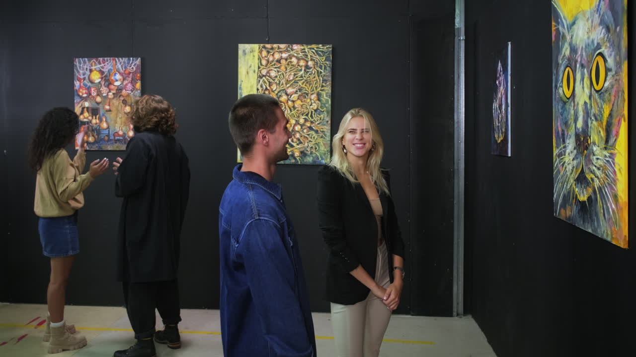 visitantes de exposiciones de arte