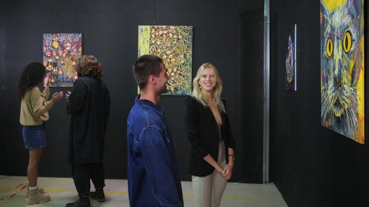 Visitatori di una mostra d'arte