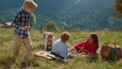 Familie-Entspannendes-Sommerpicknick-Sonniger-Tag.-Eltern-Liegen-Im-Gras-Und-Beobachten-Kinder.