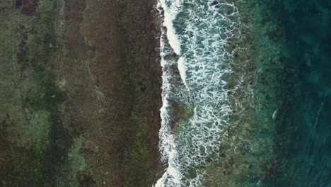 Tierra-Oceánica-Colorida-Con-Olas-Aplastando-Rocas-En-Medio-Del-Océano