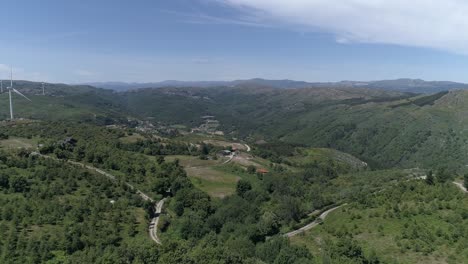 Preciosa-Montaña-Verde-Contra-El-Cielo-Azul-En-Un-Día-Soleado