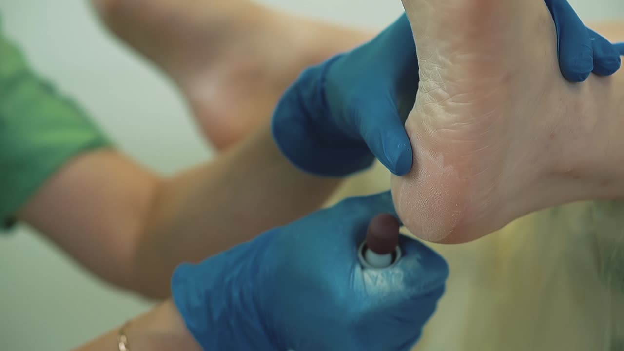 una chica bonita se sienta en una silla