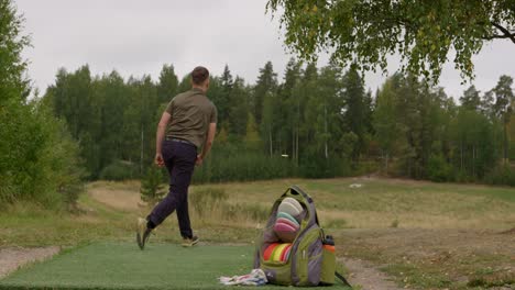 disc golfer throws a forehand opening throw