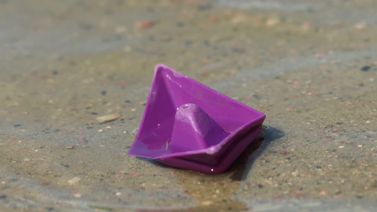 el juguete de plástico para niños está ondeando en el agua