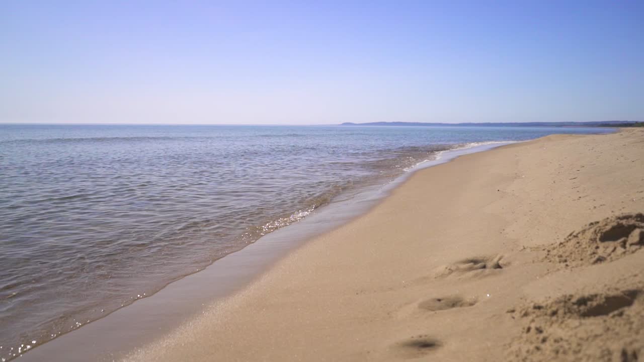 파도가 잔잔하게 밀려오는 유럽의 해변