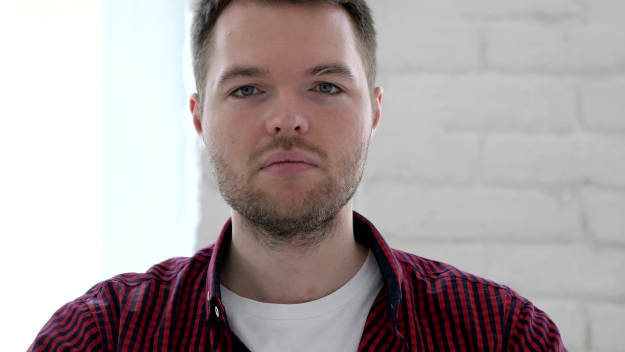 está bien, firma por un joven satisfecho.