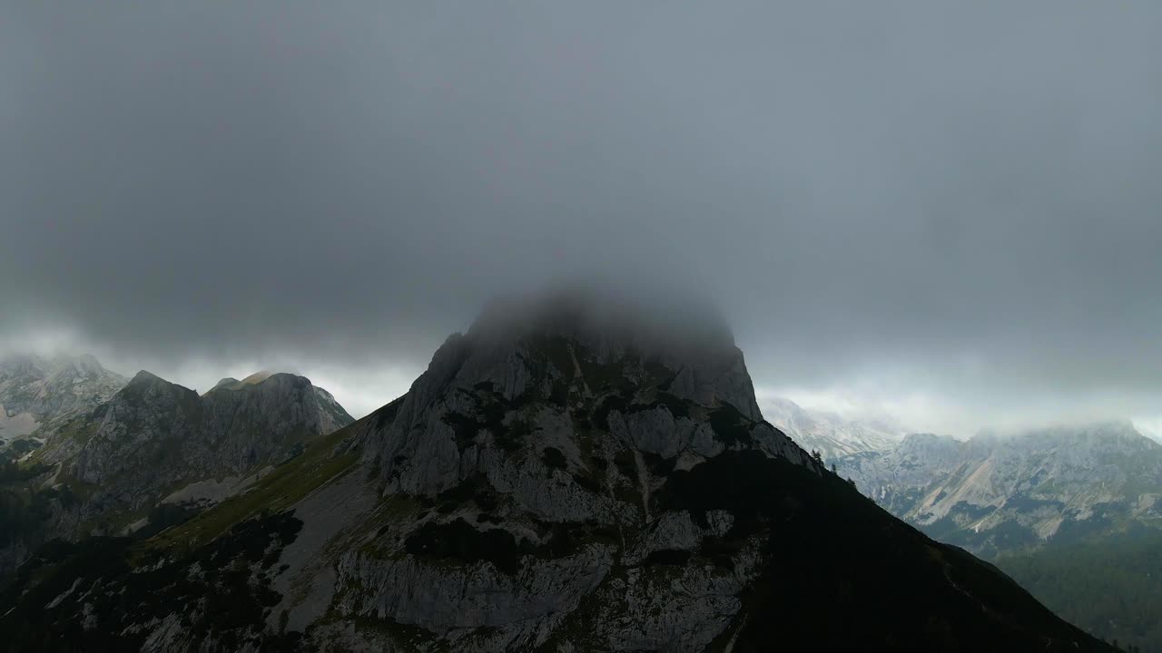imágenes de drones de una gran montaña en niebla y niebla drone moviéndose hacia atrás y filmada en 4k filmada en una montaña eslovena en los alpes en un hermoso clima nublado