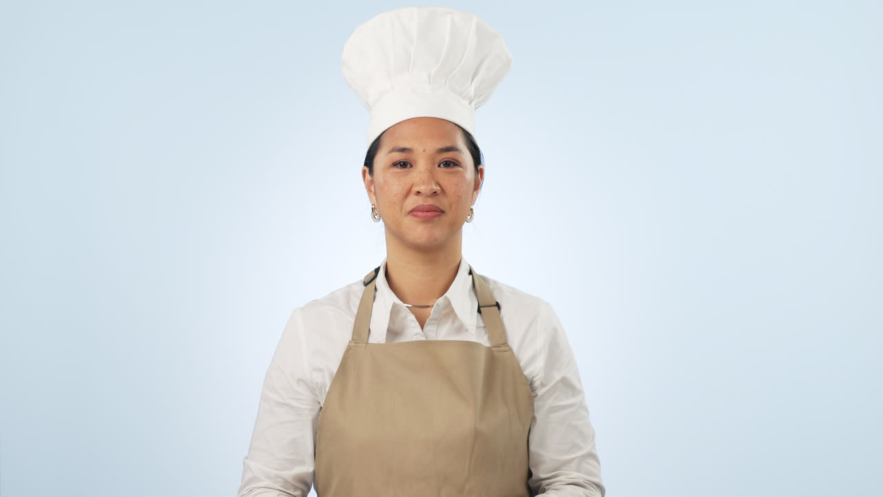 Chef, donna e mattarello con le braccia incrociate