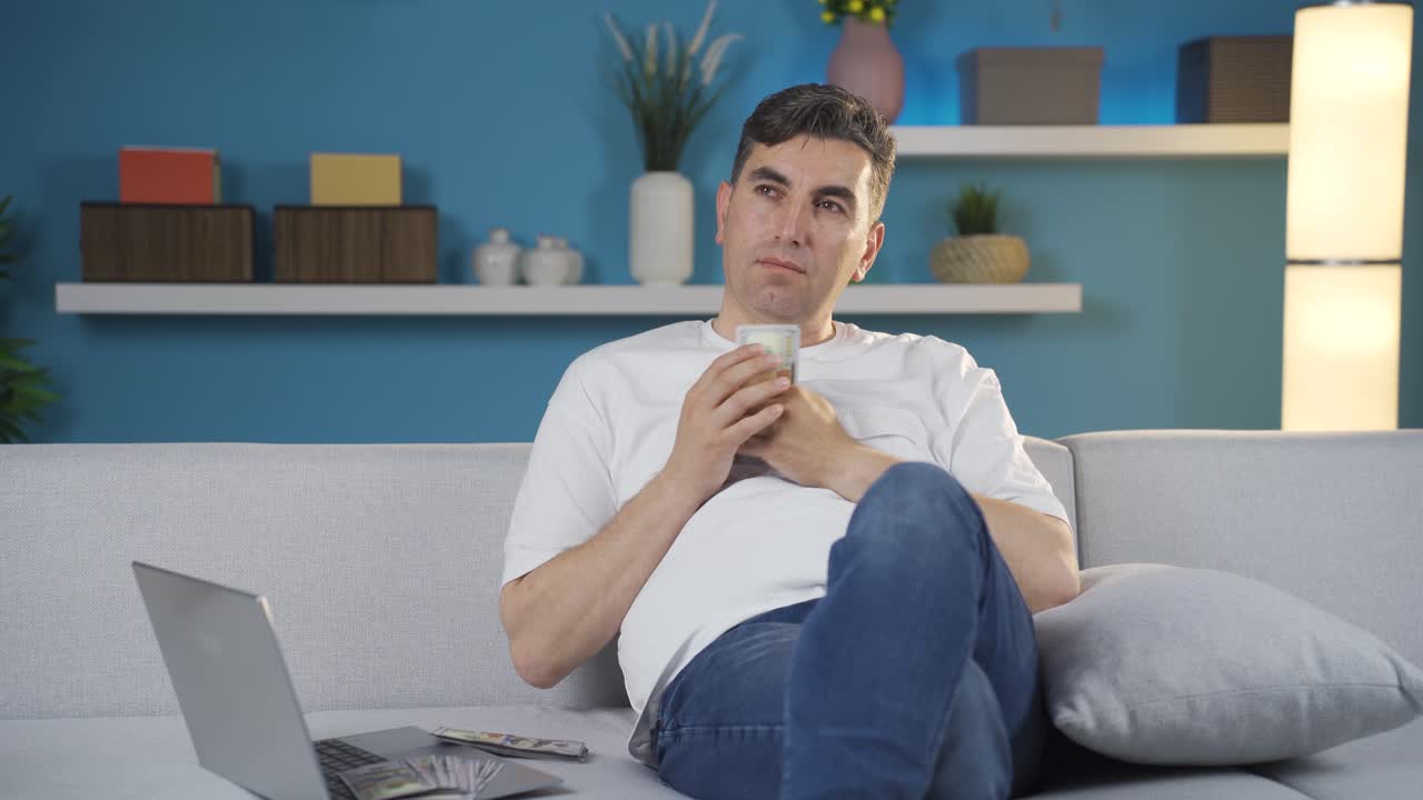 el hombre que está preocupado por su dinero está pensando.