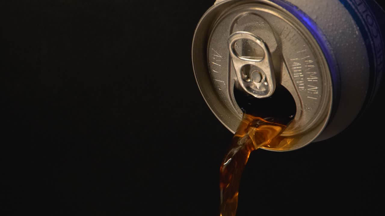 líquido oscuro saliendo de una lata no específica