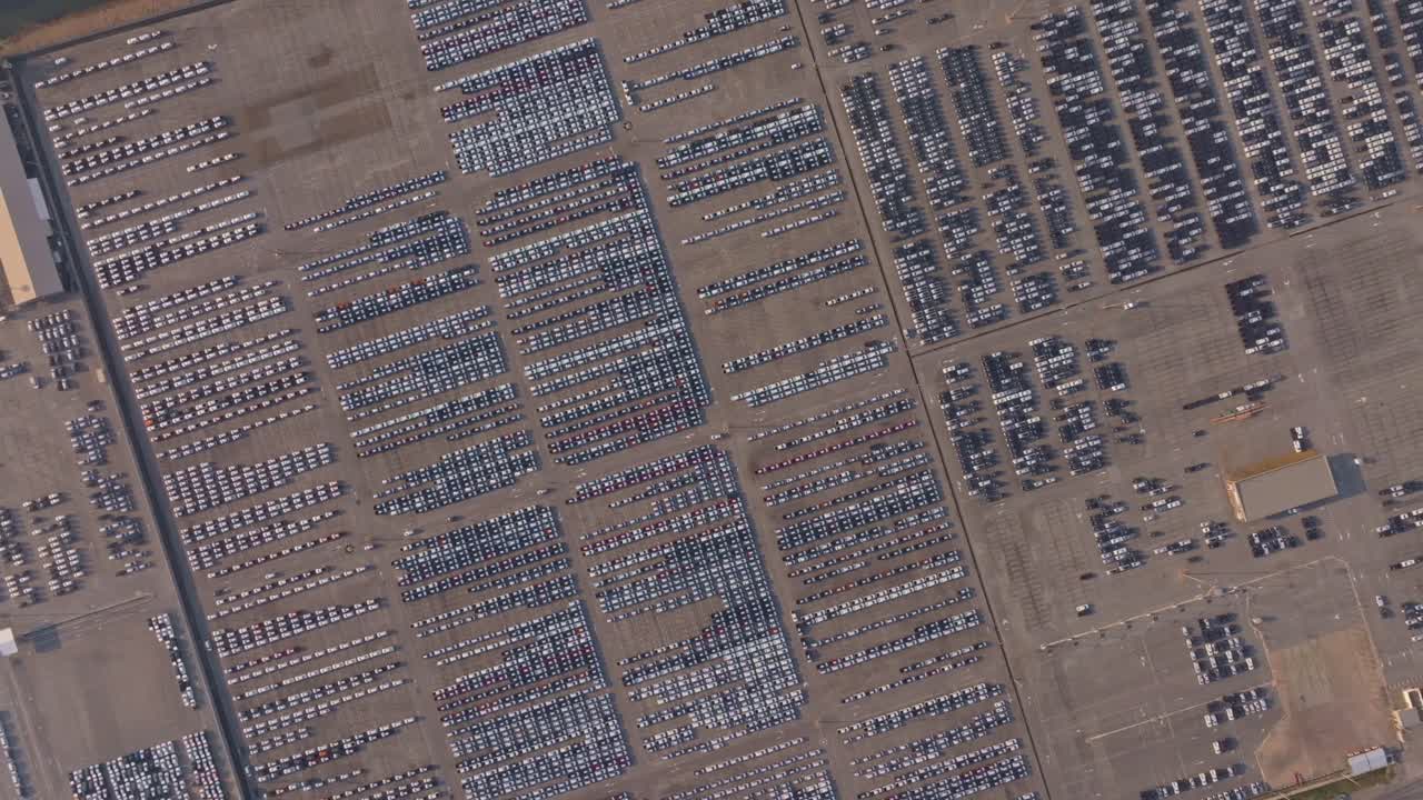 Vista aerea di veicoli parcheggiati al molo di carico, Thailandia