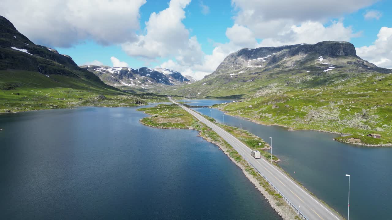 rv motorhome drive haukelivegen carretera panorámica en noruega - dolly seguir