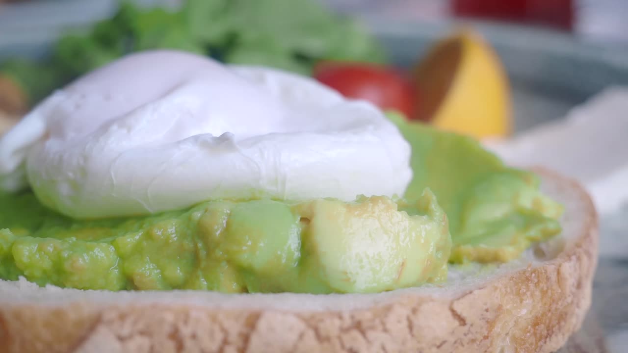 Toast di avocado con uova in salamoia