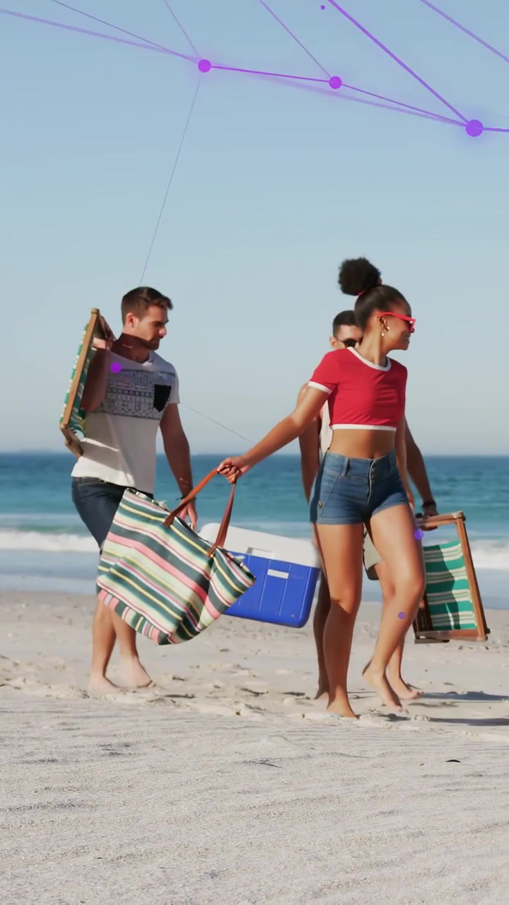 Video verticale: Gruppo che entra nell'inquadratura camminando con una borsa frigo, con un overlay viola che guida l'organizzazione del viaggio.