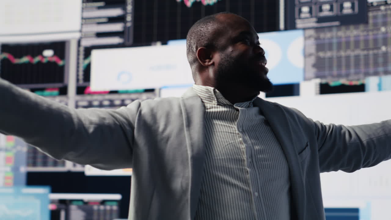 Black leader using digital graphs and analytics to improve finance models