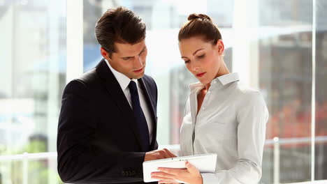 personas de negocios de pie juntos con una tableta