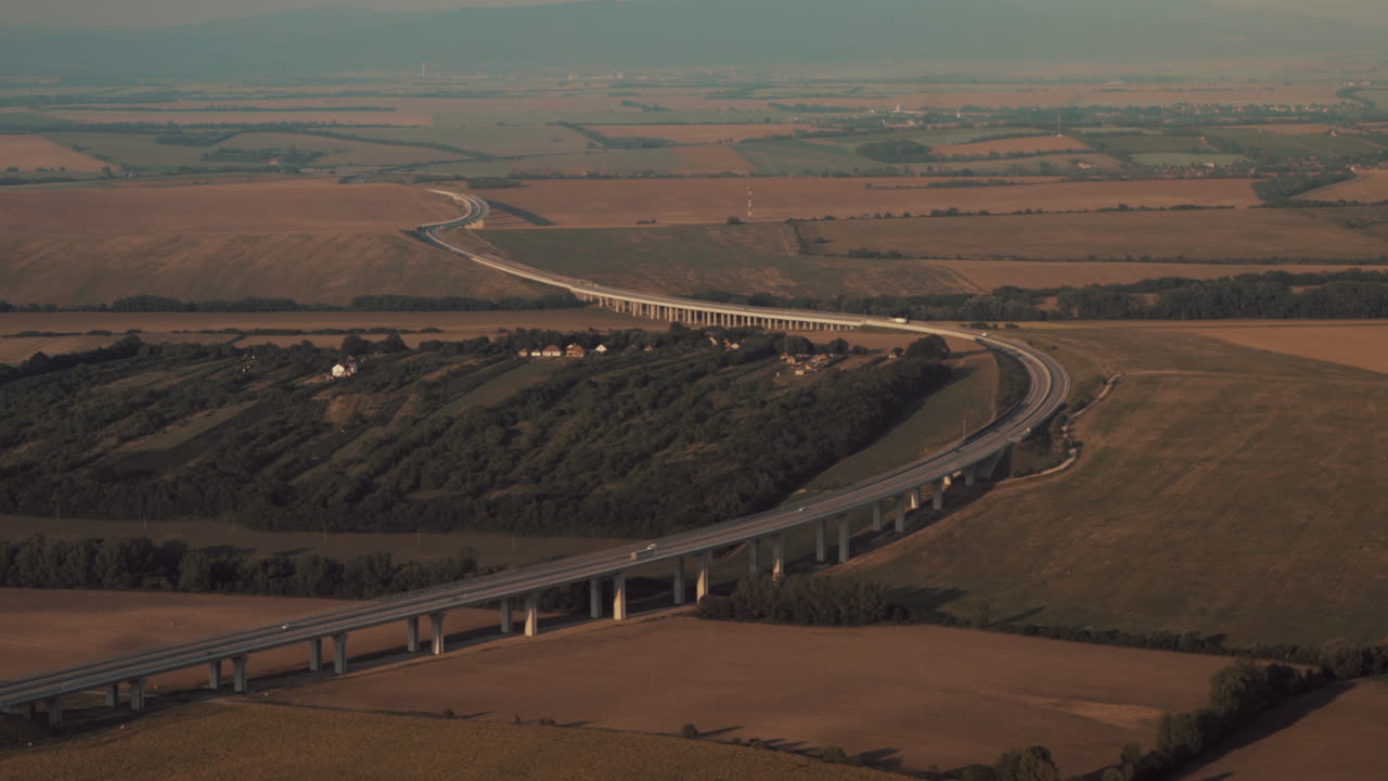 вид с воздуха на автомобильный мост в сельской местности