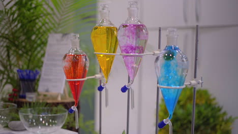 cuatro productos químicos para el tratamiento del agua de vidrio de colores completos