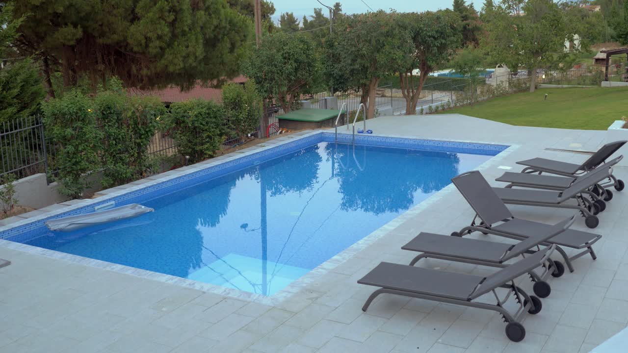piscina al aire libre en una villa o un hotel