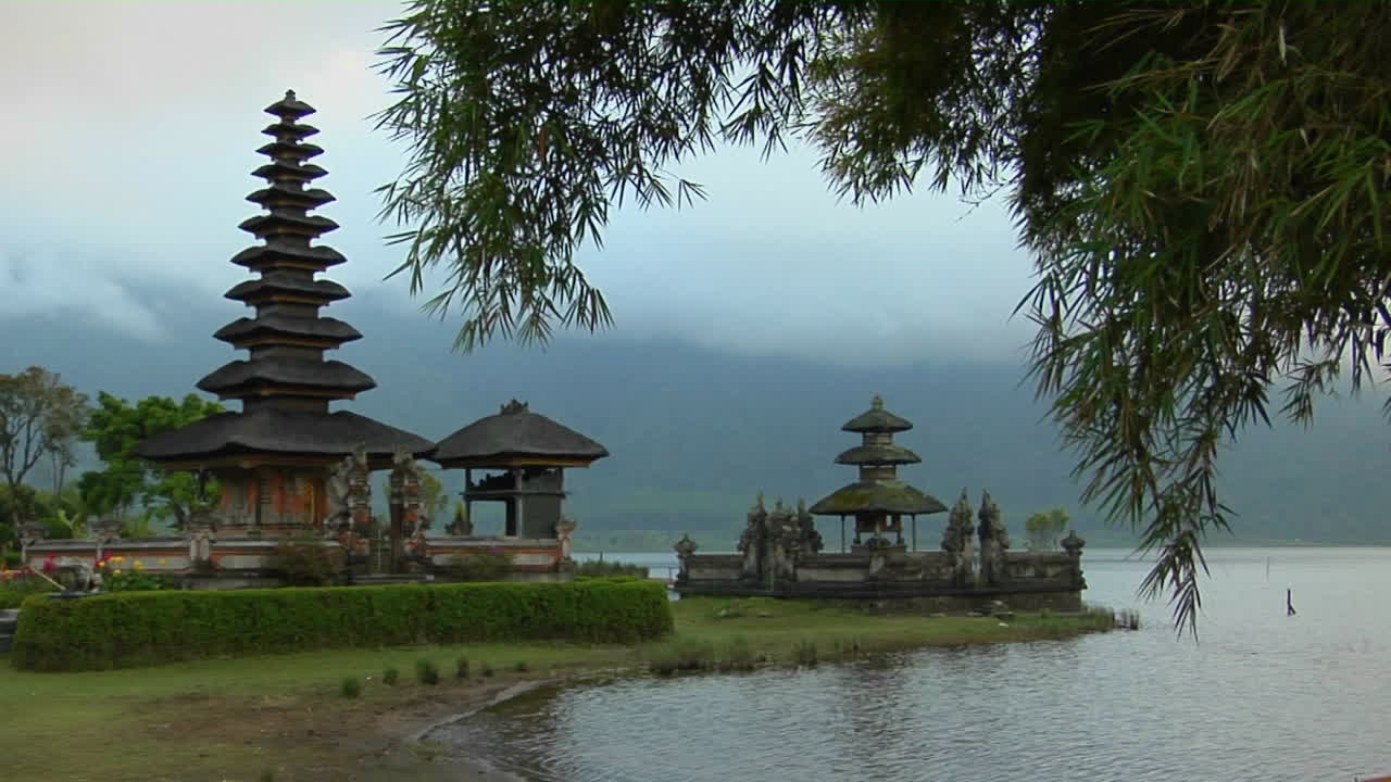 niebla matutina y neblina rodean el templo ulun danu en el lago bratan bali indonesia
