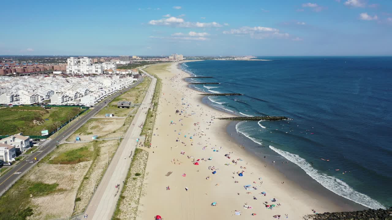 una vista de drone de un día perfecto con cielos azules - nubes cirros