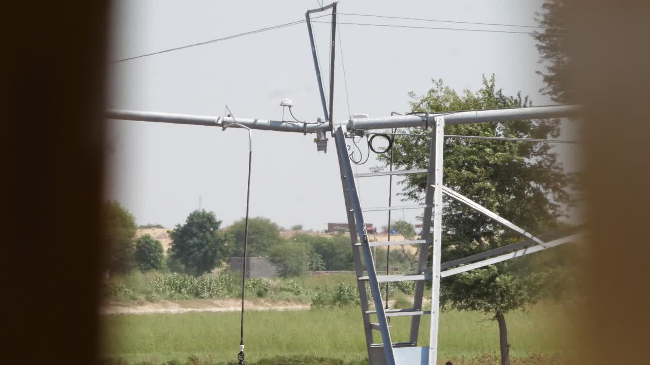 toma aérea de un aspersor de pivote central que riega un campo de patatas