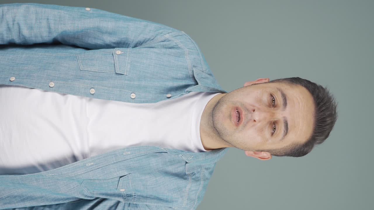 병든 남자가 기침하는 수직 비디오.