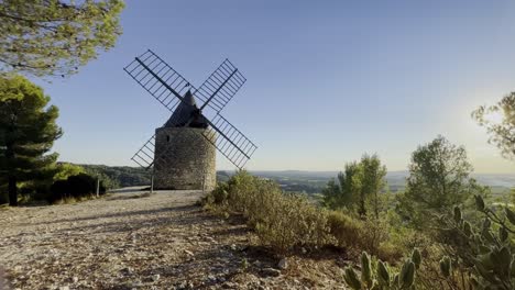 Antiguo-Molino-De-Piedra-Histórico-En-Una-Colina-Con-Un-Amplio-Paisaje-Cuando-Hace-Buen-Tiempo-En-Francia