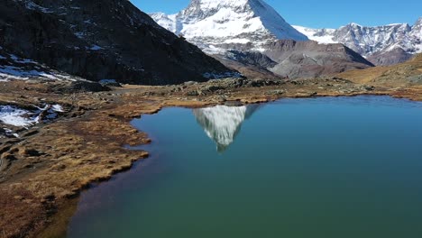 el pico matterhorn se refleja en el lago stellisee en zermatt, suiza