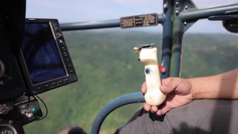 feliz piloto de helicóptero asiático volando sobre una playa aislada en las filipinas