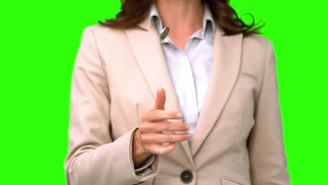 una mujer de negocios bonita lanzando una moneda en la pantalla verde