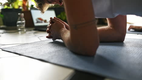 Dos-Hombres-Usando-Una-Computadora-Portátil-Mientras-Practican-Yoga.