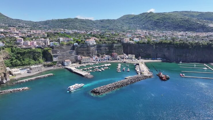 Spiaggia di Sorrento a Sorrento, Napoli, Italia. Città costiera. Paesaggio sul lungomare. Spiaggia di Sorrento a Napoli, Italia. Scenario balneare. Edifici medievali. Skyline di Sorrento. Costiera amalfitana