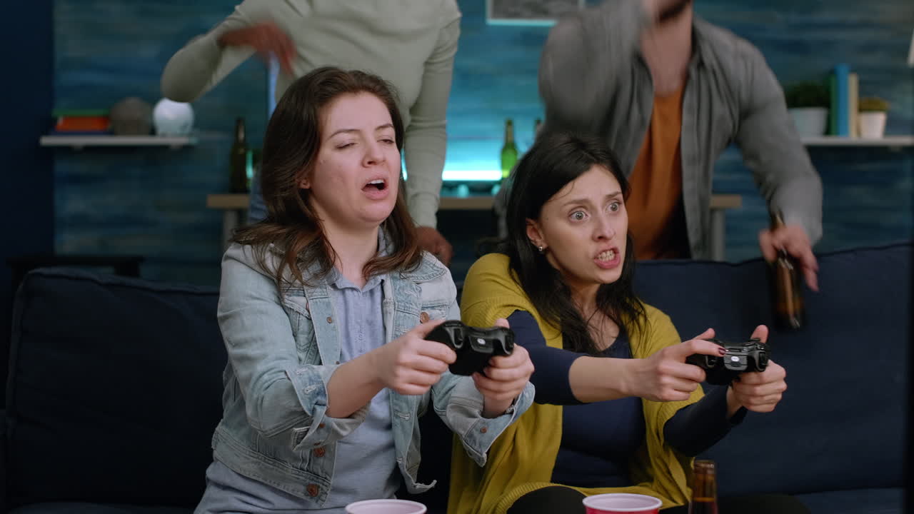 게임 조이스틱을 사용하여 온라인 비디오 게임 경쟁에서 패배하는 화가 난 게이머