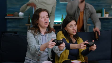 jugadores molestos perdiendo la competencia de videojuegos en línea usando el joystick de juego