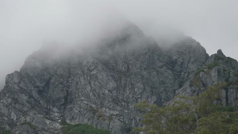 Clous-up-Einer-Riesigen-Granitwand-In-Der-Ferne-Mit-Vorbeiziehenden-Wolken