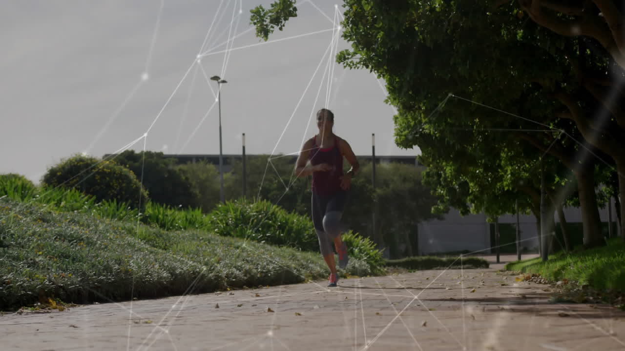 corriendo por el camino del parque, mujer con conexiones de red animación sobre la vegetación